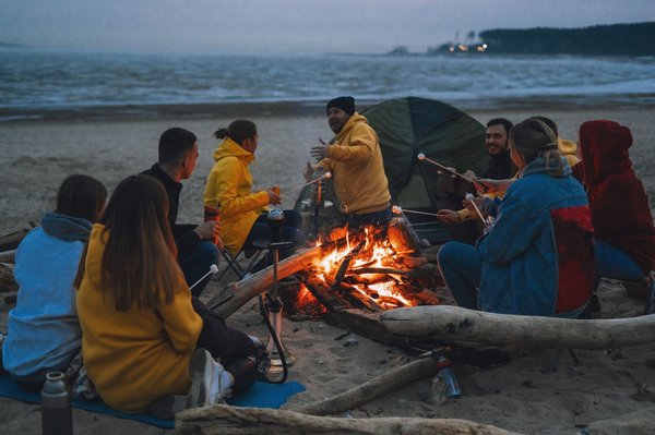Organisez une soirée à thème en camping de luxe